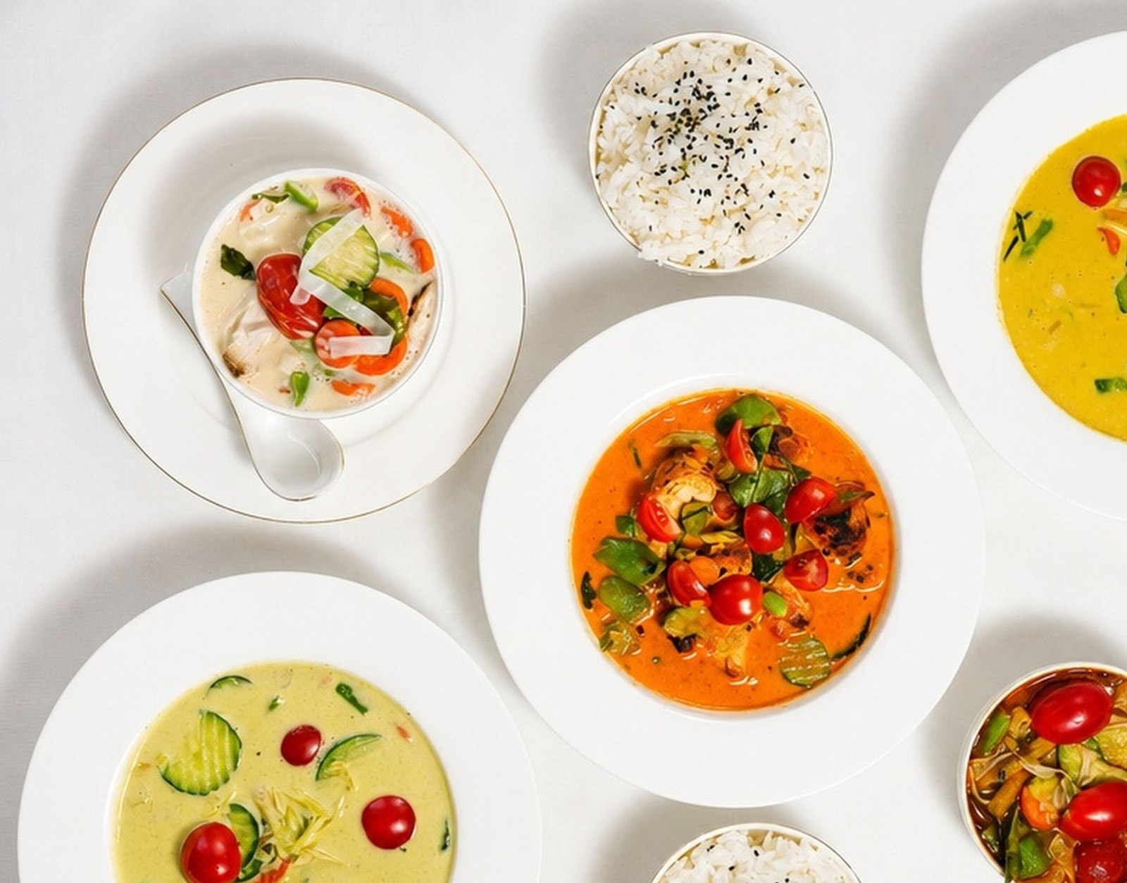 Kompozycja tajskich dań: curry, zupy i ryż jaśminowy